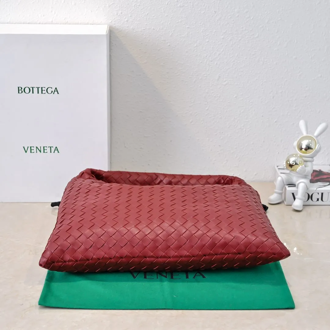 Batch 1960 #Bv new medium-sized HOP bag, the bag body and handles are made of a whole piece of woven leather. The bag body is soft and lazy. Hop symbolizes the praise of innovation and eternal craftsmanship [love]. The pyramid silhouette combines practicality and fashion. It is modern and casual, and the bag mouth is double-sided closed design, more convenient and safe! The cowhide texture also makes the bag more wear-resistant and durable. A must-have for fashionable ladies who like minimalism yet comfortable and casual! Size: 46x21x10cm Model: 6262